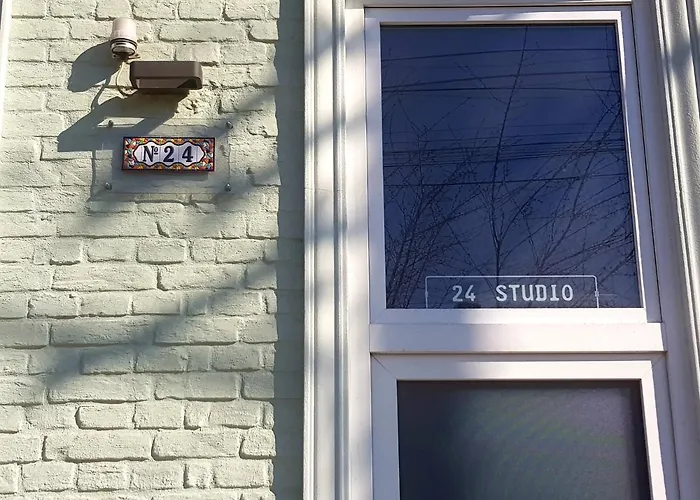 Atrium 24 Studio